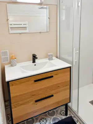 Salle de bains dans l'établissement Maison familiale en montagne - 6 pers - Le Lioran