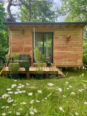 Jardin de l'établissement Ti'Nid, cabane chaleureuse plongée dans la nature
