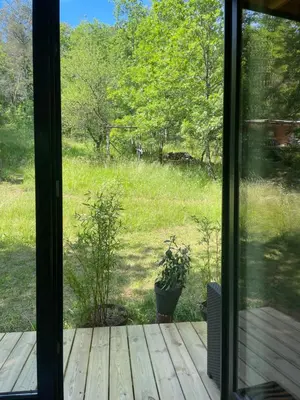 Jardin de l'établissement Ti'Nid, cabane chaleureuse plongée dans la nature