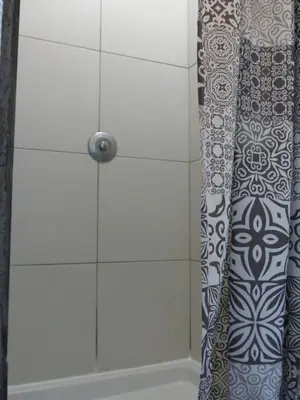 Salle de bains dans l'établissement Ti'Nid, cabane chaleureuse plongée dans la nature