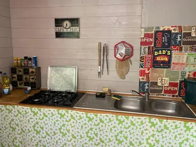 Cuisine ou kitchenette dans l'établissement Ti'Nid, cabane chaleureuse plongée dans la nature