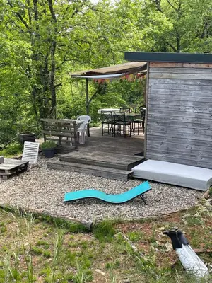 Jardin de l'établissement Ti'Nid, cabane chaleureuse plongée dans la nature