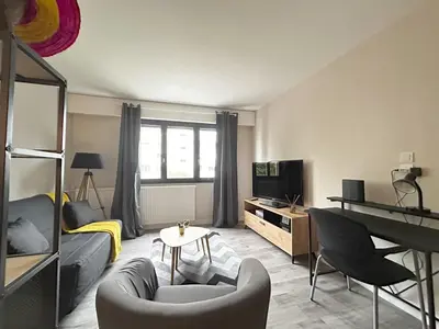 Télévision ou salle de divertissement dans l'établissement Le Sombrero, central avec parking