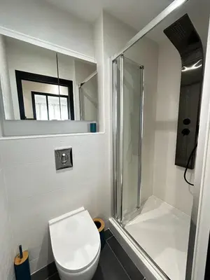 Salle de bains dans l'établissement La Suite Faïence, chic et calme