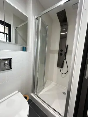 Salle de bains dans l'établissement La Suite Faïence, chic et calme