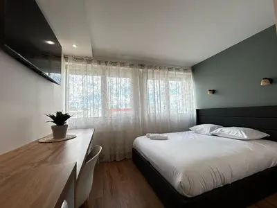 Un ou plusieurs lits dans un hébergement de l'établissement La Suite Porcelaine, calme et chic