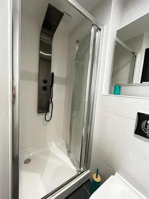 Salle de bains dans l'établissement La Suite Porcelaine, calme et chic