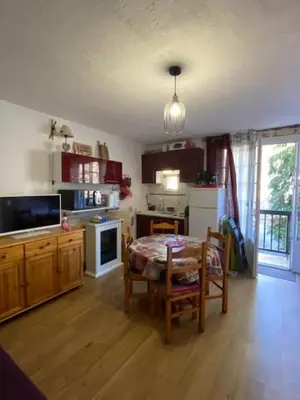 Cuisine ou kitchenette dans l'établissement Studio 2 à 4 personnes avec balcon et parking