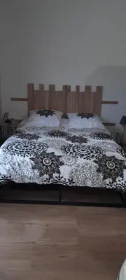 Un ou plusieurs lits dans un hébergement de l'établissement Studio 2 à 4 personnes avec balcon et parking