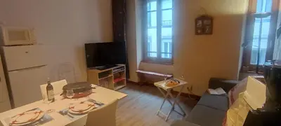 Télévision ou salle de divertissement dans l'établissement Appartement Au Cœur du Village