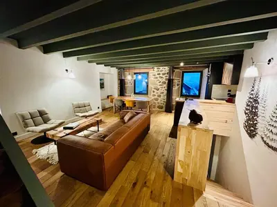Télévision ou salle de divertissement dans l'établissement Maison cosy avec sauna en montagne