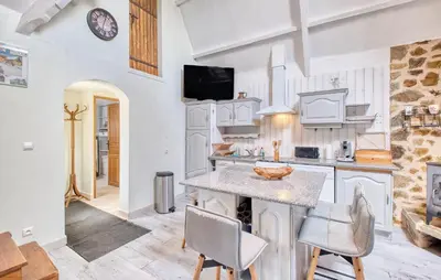 Cuisine ou kitchenette dans l'établissement Superbe Maison Piscine Privée