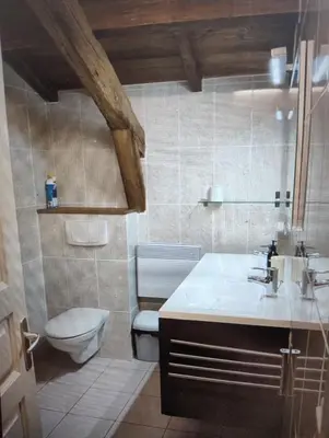 Salle de bains dans l'établissement Moulin de Longuecoste, 11 couchages, Nature, Rivière, Piscine et Pool House