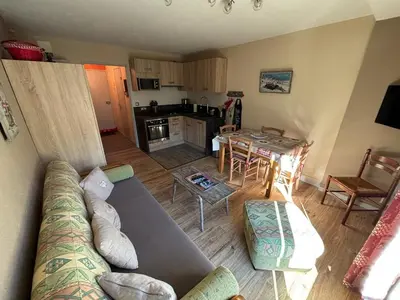 Cuisine ou kitchenette dans l'établissement Charmant T2 avec Balcon Proche Ski - FR-1-787-127