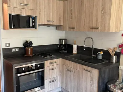 Cuisine ou kitchenette dans l'établissement Charmant T2 avec Balcon Proche Ski - FR-1-787-127