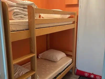 Un ou plusieurs lits dans un hébergement de l'établissement Charmant T2 avec Balcon Proche Ski - FR-1-787-127