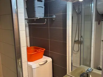 Salle de bains dans l'établissement Charmant T2 avec Balcon Proche Ski - FR-1-787-127