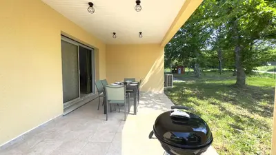 Barbecue disponible mis à disposition des clients de la maison de vacances