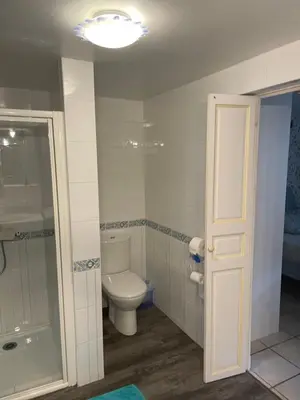 Salle de bains dans l'établissement Gite Chez Manon et Pierre Salers