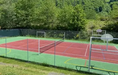 Tennis ou squash au sein de le camping ou à proximité