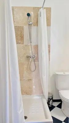 Salle de bains dans l'établissement Hôtel de la paix