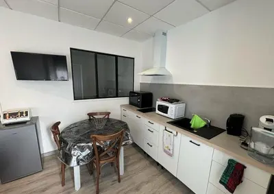 Cuisine ou kitchenette dans l'établissement Cantal BNB