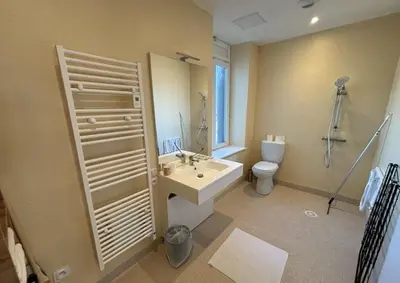 Salle de bains dans l'établissement Cantal BNB