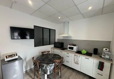 Cuisine ou kitchenette dans l'établissement Cantal BNB