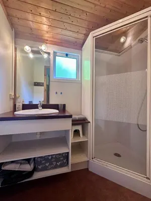 Salle de bains dans l'établissement Chalet de 4 pers - Lac de Miel à 500m - Beynat - Parking Piscine