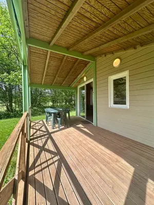 Balcon ou terrasse dans l'établissement Chalet de 4 pers - Lac de Miel à 500m - Beynat - Parking Piscine