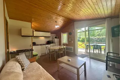 Cuisine ou kitchenette dans l'établissement Chalet de 4 pers - Lac de Miel à 500m - Beynat - Parking Piscine