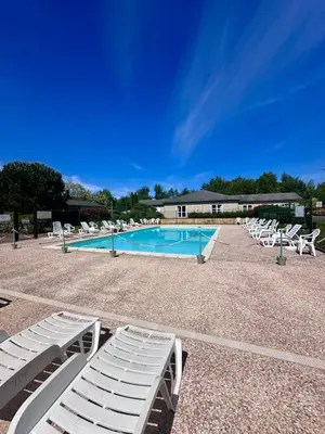 Piscine de l'établissement Chalet de 4 pers - Lac de Miel à 500m - Beynat - Parking Piscine ou située à proximité