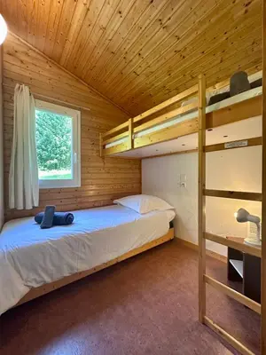 Un ou plusieurs lits dans un hébergement de l'établissement Chalet de 4 pers - Lac de Miel à 500m - Beynat - Parking Piscine