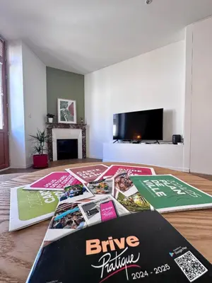 Télévision ou salle de divertissement dans l'établissement Casa Majour - Duplex coeur de ville - T2 - Climatisé