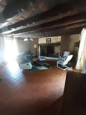 Coin salon dans l'établissement Villa périgourdine avec piscine