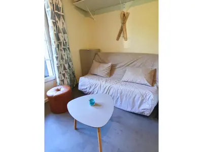 Un ou plusieurs lits dans un hébergement de l'établissement La Pause Bourboulienne Appartement RDC avec balcon