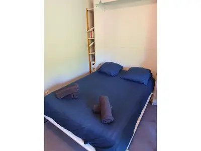 Un ou plusieurs lits dans un hébergement de l'établissement La Pause Bourboulienne Appartement RDC avec balcon