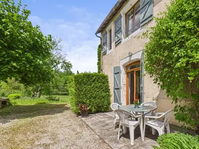 Jardin de l'établissement Gîte mitoyen pour 4 avec piscine commune
