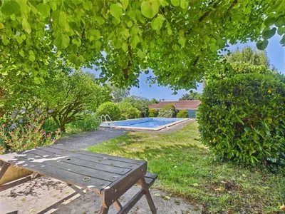 Jardin de l'établissement Gîte mitoyen pour 4 avec piscine commune