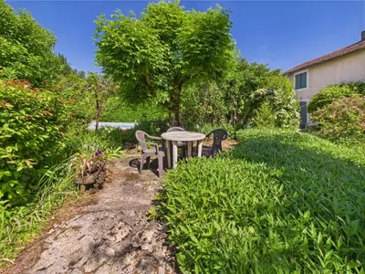 Jardin de l'établissement Gîte mitoyen pour 4 avec piscine commune