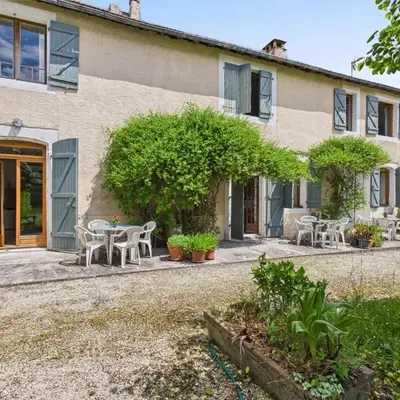 Gîte mitoyen pour 4 avec piscine commune