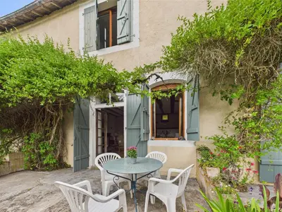 Jardin de l'établissement Gite mitoyen - 4 personnes - piscine commune
