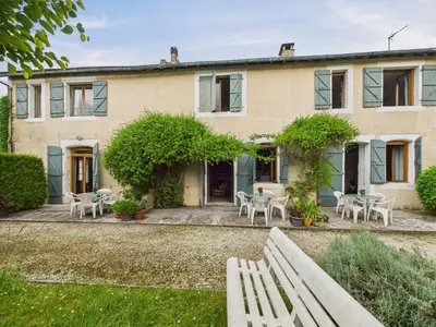 Jardin de l'établissement Gîte mitoyen - piscine commune - 4 personnes