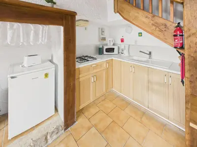 Cuisine ou kitchenette dans l'établissement Gîte mitoyen - piscine commune - 4 personnes