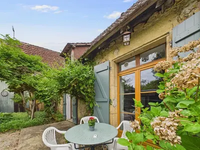 Jardin de l'établissement Piscine et domaine arboré partagés - maison pour 4