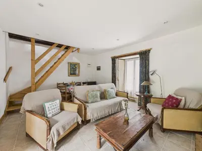 Coin salon dans l'établissement Piscine et domaine arboré partagés - maison pour 4