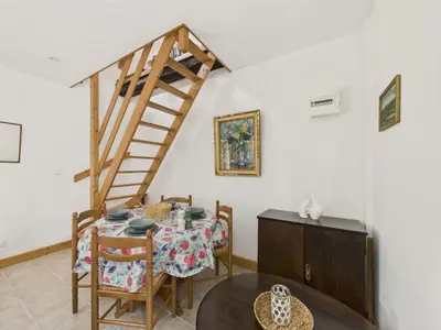 Coin salon dans l'établissement Piscine et domaine arboré partagés - maison pour 4