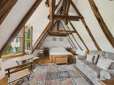 Coin salon dans l'établissement Piscine et domaine arboré partagés - maison pour 4