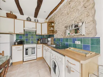 Cuisine ou kitchenette dans l'établissement Piscine et domaine arboré partagés - maison pour 4