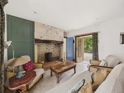 Coin salon dans l'établissement Piscine et domaine arboré partagés - maison pour 4